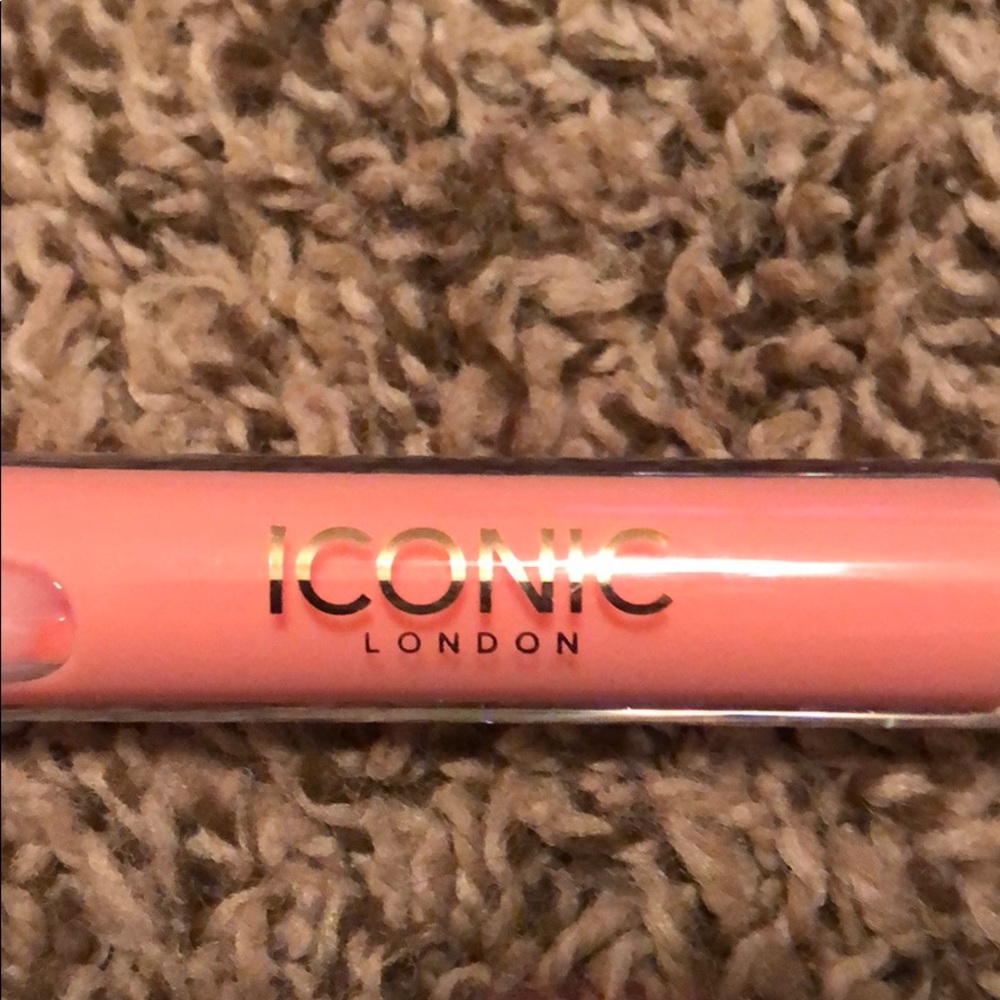 Iconic Lip Plumping Gloss